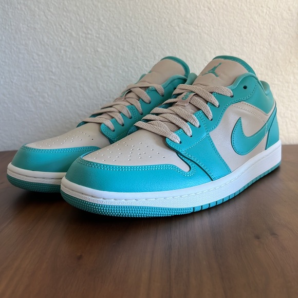 New Air Jordan 1 Low - Picture 2 of 7